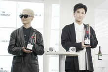 サイン入りボトルを持ったVERBALと岩田剛典。