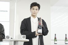 「モエ アンペリアル DESIGN BY AMBUSH」サイン入りボトルを持った岩田剛典。