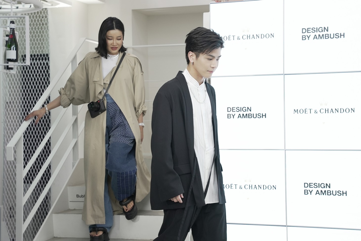 手前から岩田剛典、YOON。