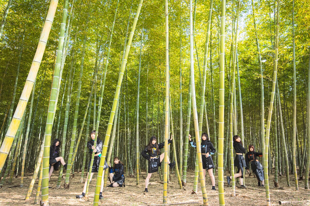 buGG、1stシングル「Shake it!Shake it!!!!!!!」MVでさまざまなものを“振る”