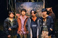 「裸の旅人」ミュージックビデオの撮影に参加したマカロニえんぴつ。