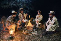 「裸の旅人」ミュージックビデオの撮影に参加したマカロニえんぴつ。