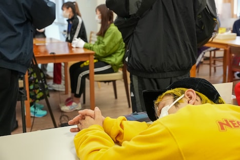 候補者の救済がかかるババ抜きをよそに眠る渡辺淳之介。