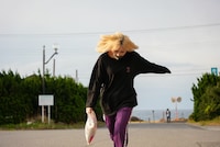 米を持って走るテラシマユウカ（PARADISES）。