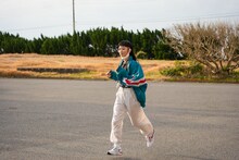 走るリンリン（BiSH）。