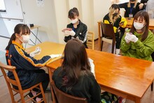 「WACK合同オーディション2021」5日目のババ抜き対決の様子。