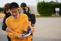 靴を取り返そうとするYU-Ki EMPiRE。