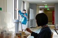 陽に当たるリンリン（BiSH）。