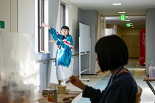 陽に当たるリンリン（BiSH）。