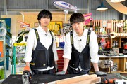 左から加藤シゲアキ、小山慶一郎。 (c)TBS