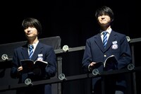 ストーリーテラーを務めた山田（田中雅功）と倉本（高田彪我）。