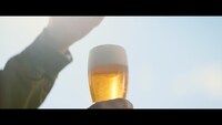 「アサヒ ビアリー」CM「ビアリーうまさ」編より。