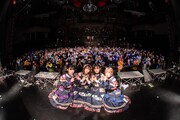「WILL-O' FULL BLOOM TOUR TOUR FINAL」で撮影された記念写真。（撮影：真島洸［Cuon］）