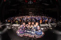 「WILL-O' FULL BLOOM TOUR TOUR FINAL」で撮影された記念写真。（撮影：真島洸［Cuon］）