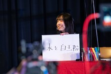 回答を発表するukkaの茜空。