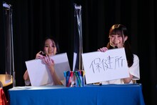 保険証と書こうとして保健所と書いてしまった青春高校3年C組の齋藤有紗。