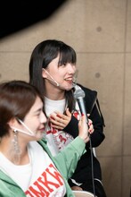 解説席に座るukkaの芹澤もあ。