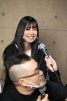 解説席に座るukkaの茜空。