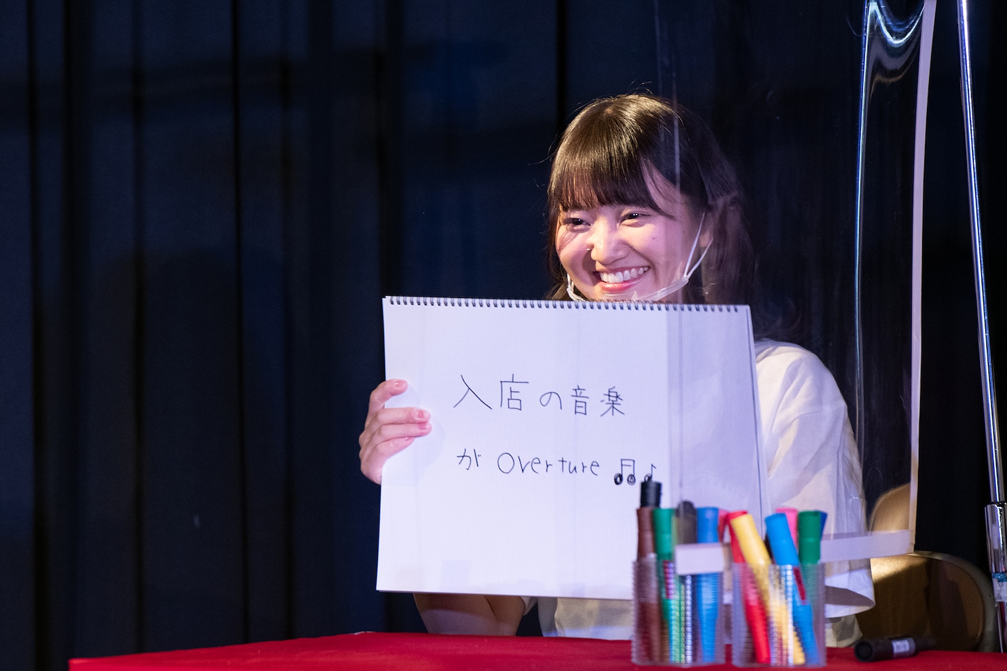 回答を発表するAKB48の稲垣香織。