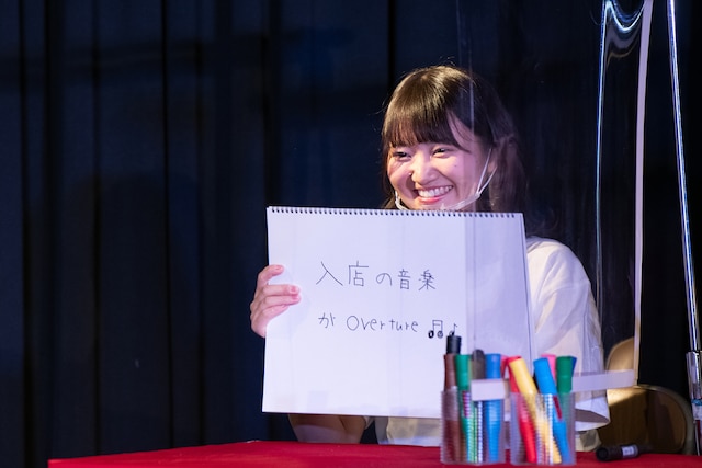 「ライブナタリー Presents『おもカワ ～アイドル大喜利タッグトーナメント～』」で回答を出す稲垣香織（AKB48）。