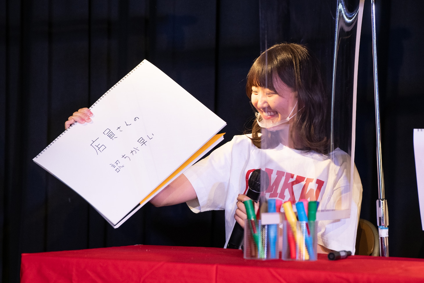 回答を発表するAKB48の稲垣香織。