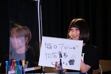 熟考の末に回答を発表する神宿の小山ひな。