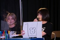 グリズリーの絵を見せる神宿の小山ひな。