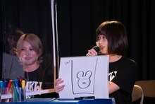 グリズリーの絵を見せる神宿の小山ひな。