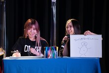 体だけクロちゃん（安田大サーカス）のゾンビの絵を見せるフィロソフィーのダンスの日向ハル。