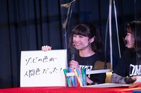 回答を発表する東京女子流の新井ひとみ。