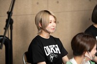 解説席に座る神宿の羽島めい。