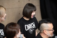 解説席に座る神宿の小山ひな。