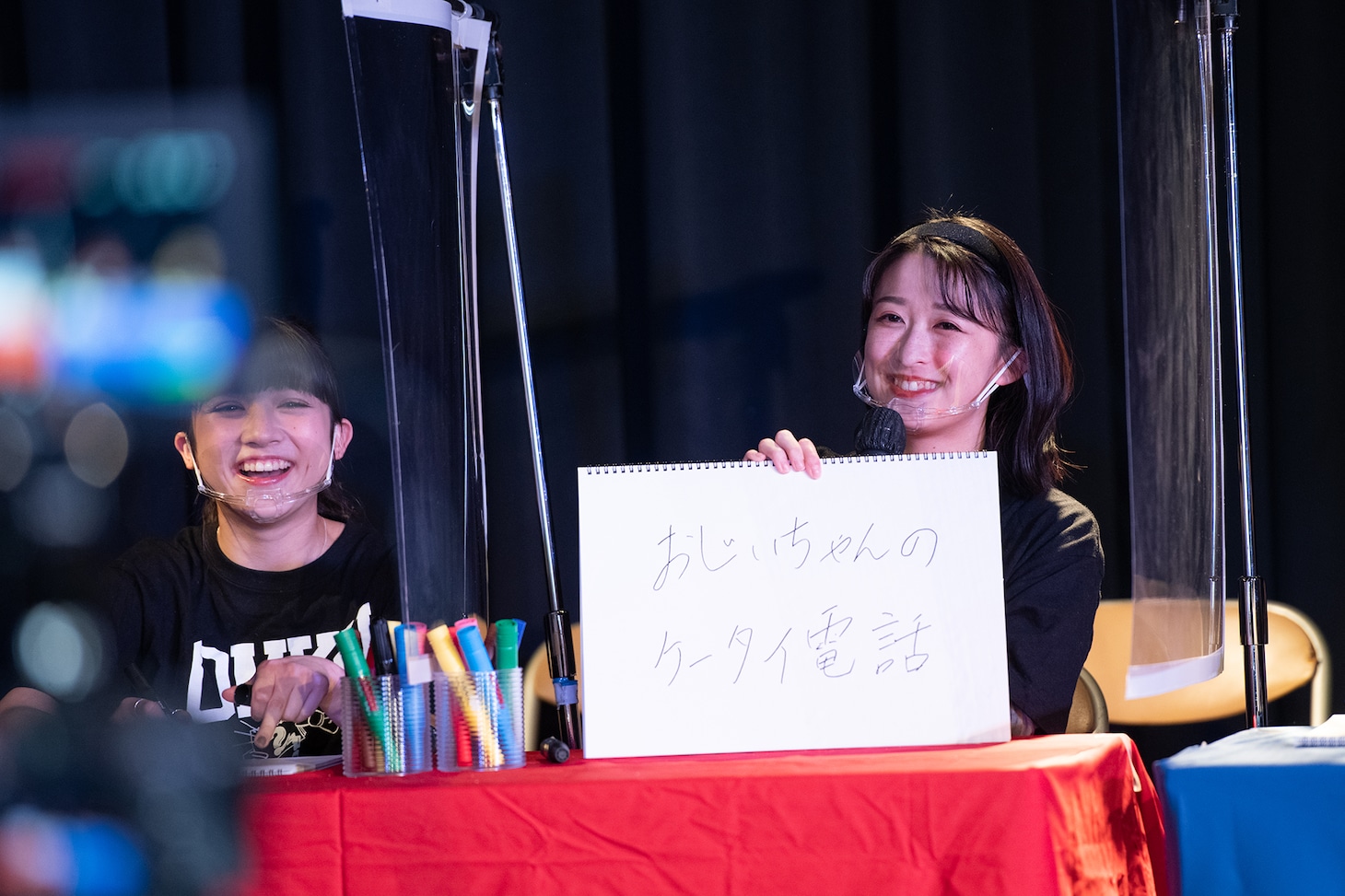 回答を発表する東京女子流の中江友梨。