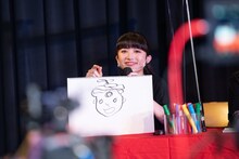 回答を発表する東京女子流の新井ひとみ。