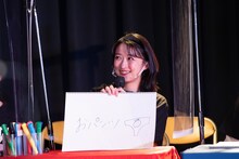 回答を発表する東京女子流の中江友梨。