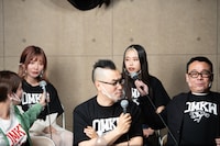 解説席に座るフィロソフィーのダンスの十束おとはと日向ハル。