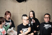 解説席に座るフィロソフィーのダンスの十束おとはと日向ハル。