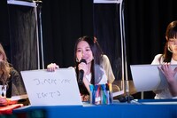 回答を発表する青春高校3年C組の前川歌音。