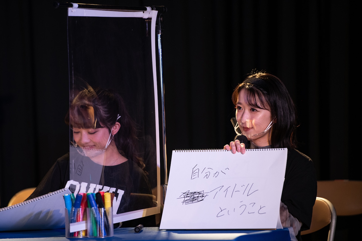 回答を発表する東京女子流の中江友梨。
