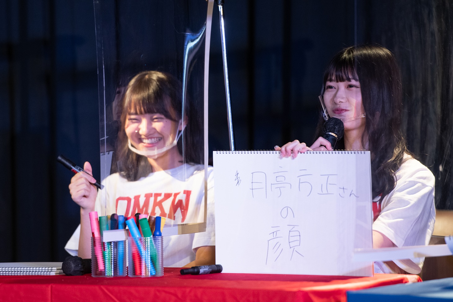 回答を発表するAKB48の千葉恵里。