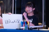 回答を発表する東京女子流の新井ひとみ。