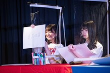 回答を発表するAKB48の稲垣香織。