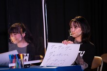 回答を発表する東京女子流の中江友梨。