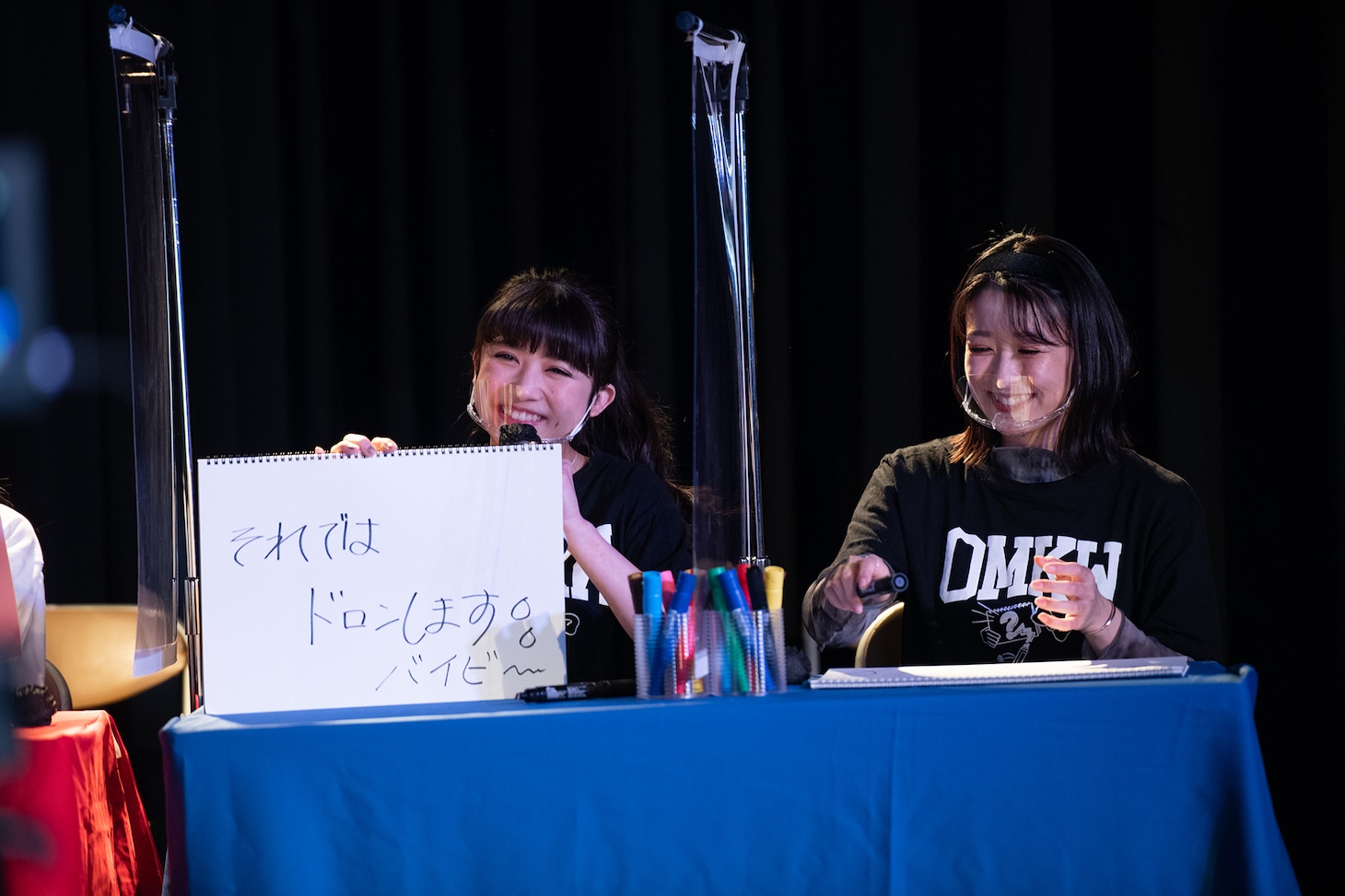 回答を発表する東京女子流の新井ひとみ。