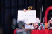 回答を発表するAKB48の稲垣香織。