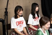 解説席に座るAKB48の稲垣香織と千葉恵里。