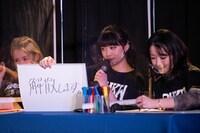 回答を発表する東京女子流の新井ひとみ。