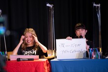 回答を発表する東京女子流の新井ひとみ（右）。