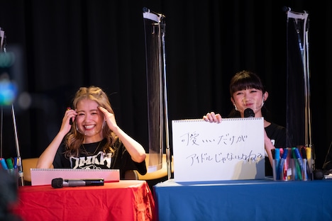 回答を発表する東京女子流の新井ひとみ（右）。