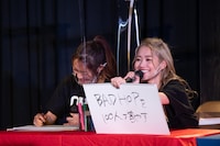 回答を発表するlyrical schoolのhime。